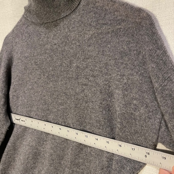 Cashmere Gray Turtleneck Women's Sweater top - Picture 6 of 7